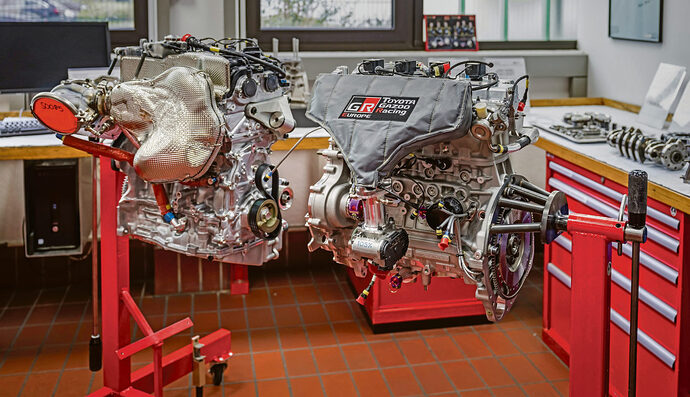 Toyotas neuer Dreizylindermotor für Kundensport (l.) u. immernoch das Vierzylinderaggregat Werkteam WRC Rallye 1.